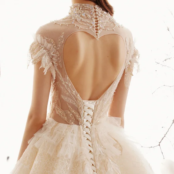 Vintage Champagner Durchsichtige Spitze Brautkleider / Hochzeitskleider 2019 Prinzessin Stehkragen Ärmellos Rückenfreies Perlenstickerei Königliche Schleppe Rüschen