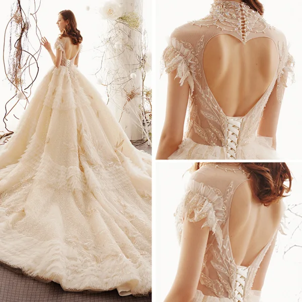 Vintage Champagner Durchsichtige Spitze Brautkleider / Hochzeitskleider 2019 Prinzessin Stehkragen Ärmellos Rückenfreies Perlenstickerei Königliche Schleppe Rüschen