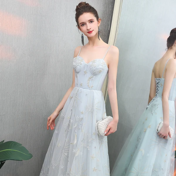 Abordable Argenté Robe De Soirée 2019 Princesse Bretelles Spaghetti Sans Manches Appliques En Dentelle Longue Volants Dos Nu Robe De Ceremonie