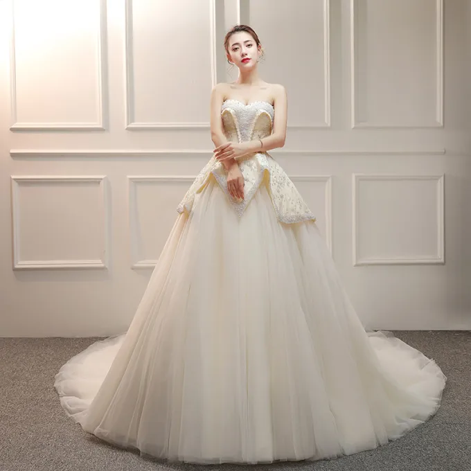 Stilig Elfenben Brudekjoler 2019 Prinsesse Kjæreste Uten Ermer Ryggløse Beading Perle Buste Cathedral Train