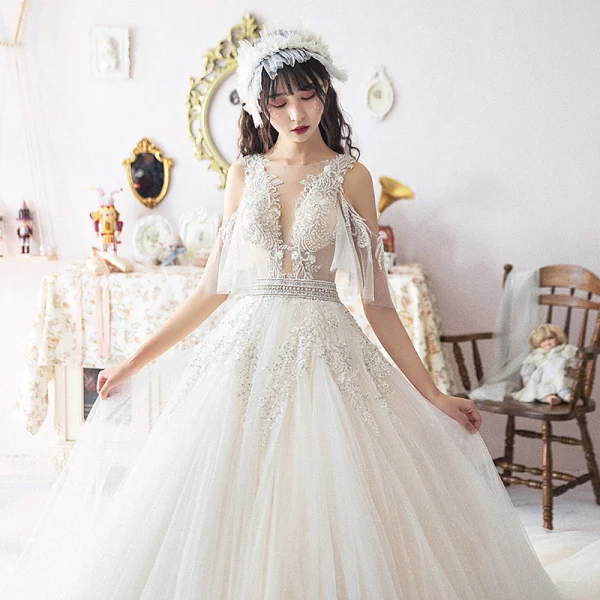 Illusion Ivoire Robe De Mariée 2019 Princesse Transparentes Col v profond Dos Nu 1/2 Manches Appliques En Dentelle Perlage Chapel Train Volants Printemps