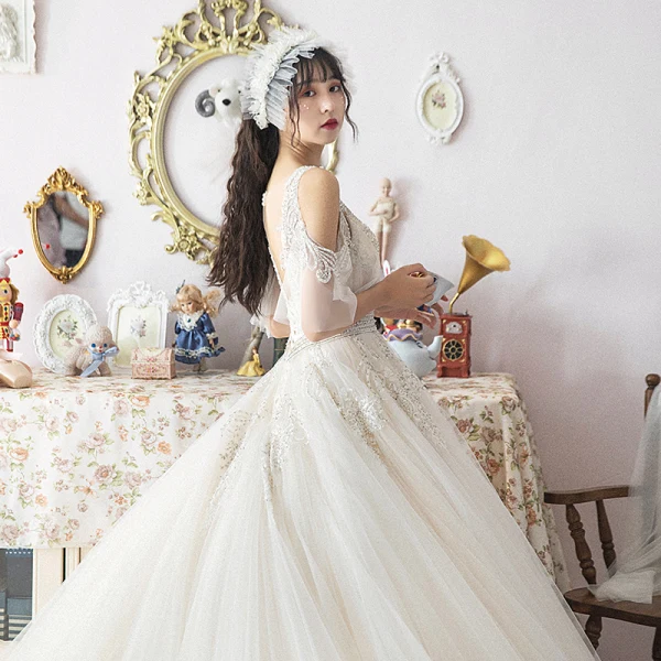 Illusion Ivoire Robe De Mariée 2019 Princesse Transparentes Col v profond Dos Nu 1/2 Manches Appliques En Dentelle Perlage Chapel Train Volants Printemps