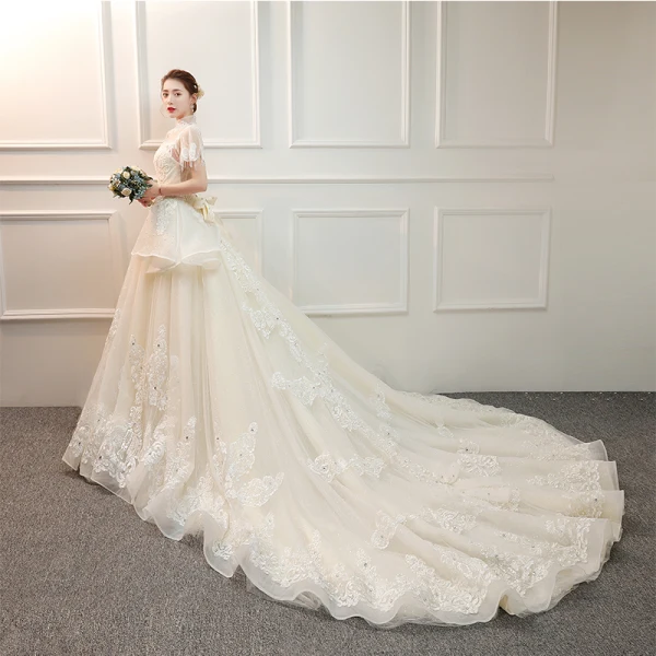 Vintage / Originale Ivoire Transparentes Robe De Mariée 2019 Princesse Col Haut Manches Courtes Dos Nu Appliques En Dentelle Perlage Gland Perle Faux Diamant Cathedral Train