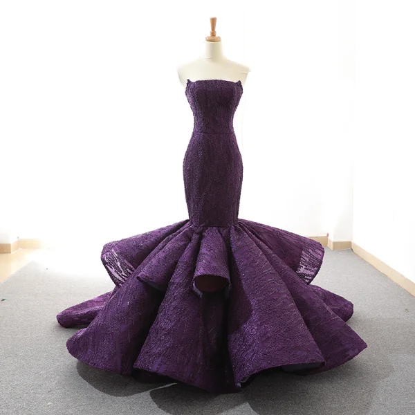 Luxe Bordeaux Tapis rouge Robe De Soirée 2023 Trompette / Sirène Bustier Sans Manches Glitter Appliques En Dentelle Train De Balayage Volants Dos Nu Robe De Ceremonie