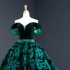 Magnífico Verde Oscuro Suede Vestidos de noche 2020 Ball Gown Fuera Del Hombro Manga Corta Flor Apliques Con Encaje Rebordear Cinturón Colas De La Corte Ruffle Sin Espalda Vestidos Formales