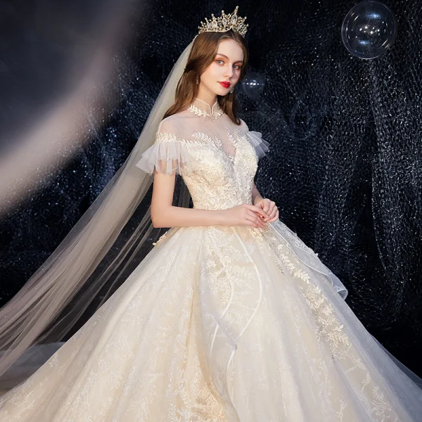 Vintage Champagner Durchsichtige Hochzeits Brautkleider / Hochzeitskleider 2020 Ballkleid Stehkragen Geschwollenes Kurze Ärmel Rückenfreies Glanz Applikationen Spitze Kathedrale Schleppe Rüschen