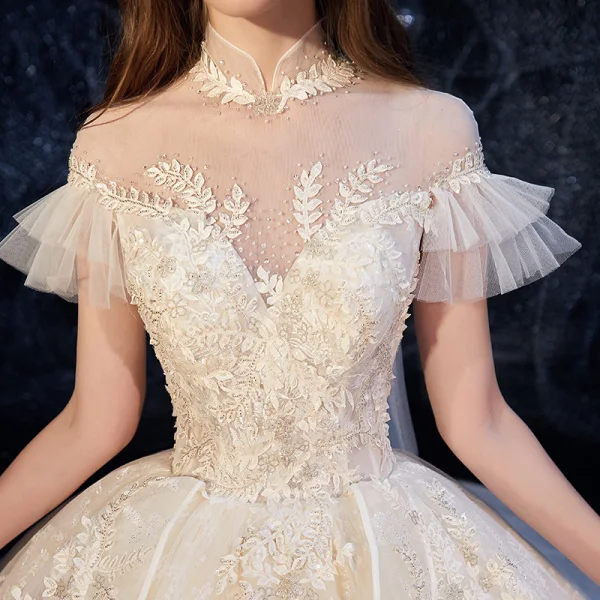 Vintage Champagner Durchsichtige Hochzeits Brautkleider / Hochzeitskleider 2020 Ballkleid Stehkragen Geschwollenes Kurze Ärmel Rückenfreies Glanz Applikationen Spitze Kathedrale Schleppe Rüschen