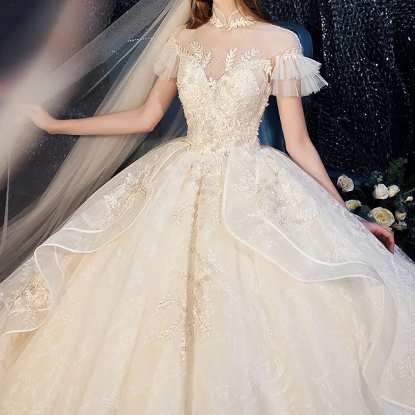 Vintage Champagner Durchsichtige Hochzeits Brautkleider / Hochzeitskleider 2020 Ballkleid Stehkragen Geschwollenes Kurze Ärmel Rückenfreies Glanz Applikationen Spitze Kathedrale Schleppe Rüschen
