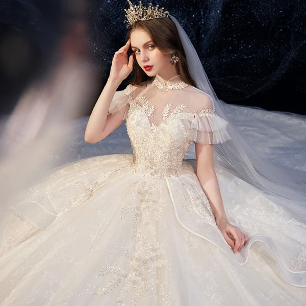 Vintage Champagner Durchsichtige Hochzeits Brautkleider / Hochzeitskleider 2020 Ballkleid Stehkragen Geschwollenes Kurze Ärmel Rückenfreies Glanz Applikationen Spitze Kathedrale Schleppe Rüschen