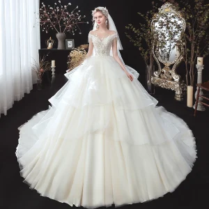 Romantisk Elfenben Bryllups Brudekjoler 2020 Ballkjole Gjennomsiktig Scoop Halsen Korte Ermer Ryggløse Appliques Blonder Beading Dusk Cathedral Train Gripende Ruffles
