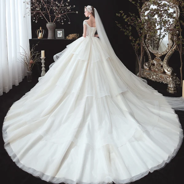 Romantisch Ivory / Creme Hochzeits Brautkleider / Hochzeitskleider 2020 Ballkleid Durchsichtige Rundhalsausschnitt Kurze Ärmel Rückenfreies Applikationen Spitze Perlenstickerei Quaste Kathedrale Schleppe Fallende Rüsche