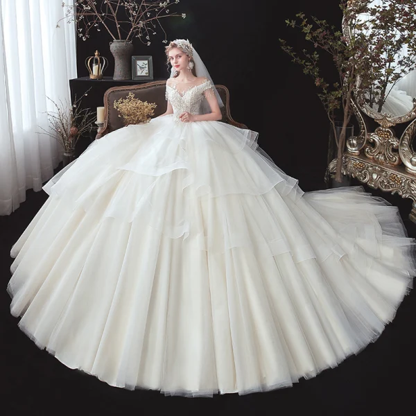 Romantisch Ivory / Creme Hochzeits Brautkleider / Hochzeitskleider 2020 Ballkleid Durchsichtige Rundhalsausschnitt Kurze Ärmel Rückenfreies Applikationen Spitze Perlenstickerei Quaste Kathedrale Schleppe Fallende Rüsche