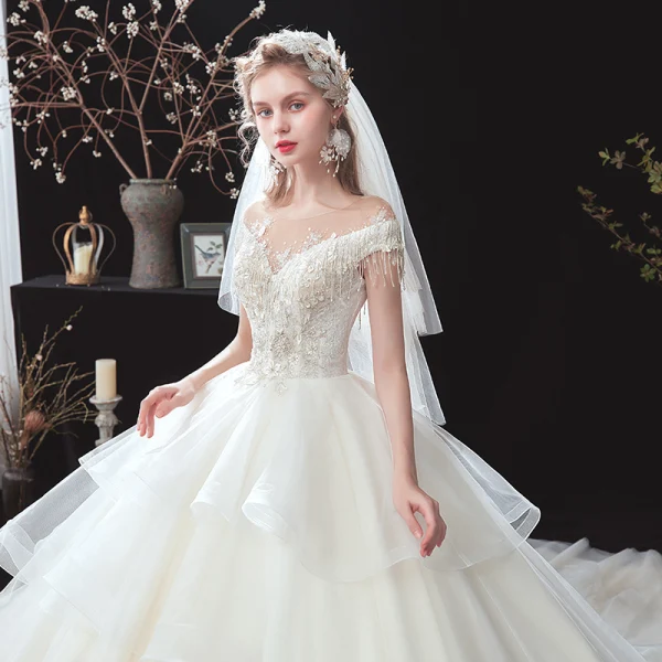 Romantisch Ivory / Creme Hochzeits Brautkleider / Hochzeitskleider 2020 Ballkleid Durchsichtige Rundhalsausschnitt Kurze Ärmel Rückenfreies Applikationen Spitze Perlenstickerei Quaste Kathedrale Schleppe Fallende Rüsche