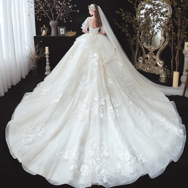 Style Victorien Ivoire Transparentes La Mariée Robe De Mariée 2020 V-Cou Robe Boule Gonflée 1/2 Manches Dos Nu Appliques En Dentelle Perlage Cathedral Train Volants