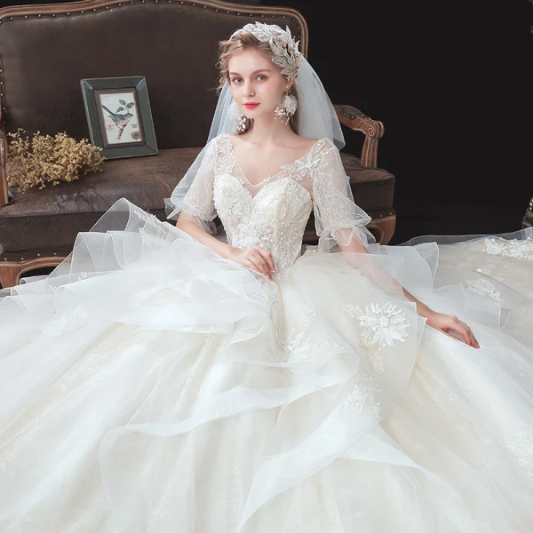 Style Victorien Ivoire Transparentes La Mariée Robe De Mariée 2020 V-Cou Robe Boule Gonflée 1/2 Manches Dos Nu Appliques En Dentelle Perlage Cathedral Train Volants