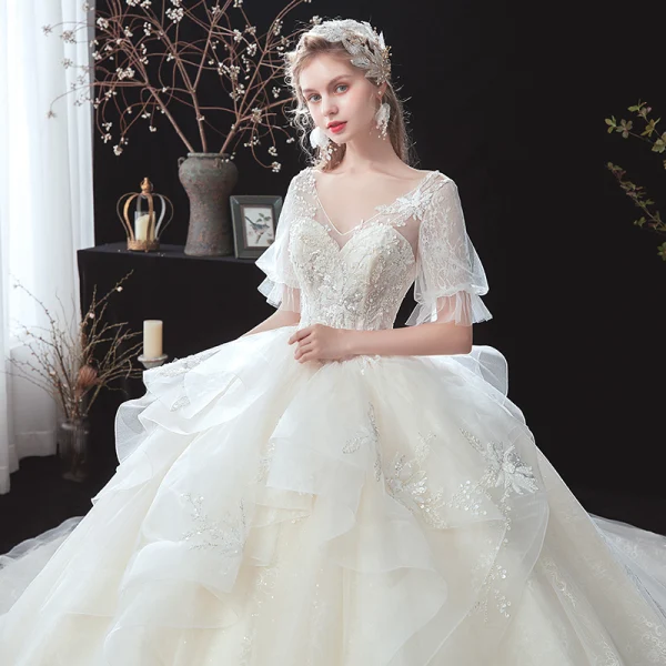 Style Victorien Ivoire Transparentes La Mariée Robe De Mariée 2020 V-Cou Robe Boule Gonflée 1/2 Manches Dos Nu Appliques En Dentelle Perlage Cathedral Train Volants