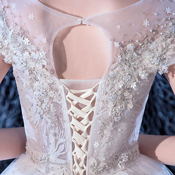 Illusion Ivoire Transparentes La Mariée Robe De Mariée 2020 Princesse Encolure Dégagée Manches Courtes Dos Nu Glitter Tulle Appliques Fleur Perlage Cathedral Train Volants