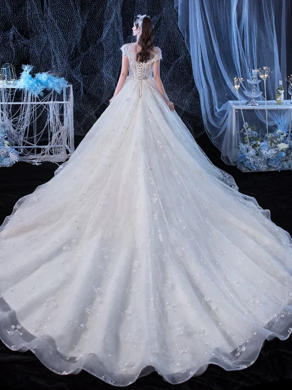 Illusion Ivoire Transparentes La Mariée Robe De Mariée 2020 Princesse Encolure Dégagée Manches Courtes Dos Nu Glitter Tulle Appliques Fleur Perlage Cathedral Train Volants