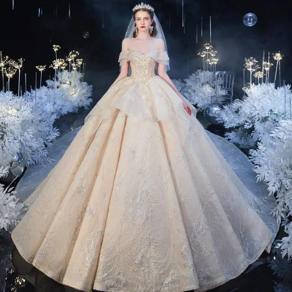 Mooie / Prachtige Champagne Bruids Trouwjurken 2020 Baljurk Uit De Schouder Korte Mouwen Ruglooze Glans Tule Appliques Kant Kralen Cathedral Train Ruche