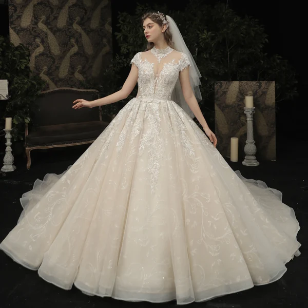 Vintage / Originale Champagne Transparentes La Mariée Robe De Mariée 2020 Robe Boule Col Haut Manches Courtes Dos Nu Glitter Appliques En Dentelle Perlage Cathedral Train Volants