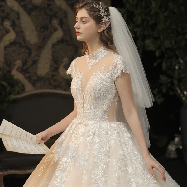 Vintage / Originale Champagne Transparentes La Mariée Robe De Mariée 2020 Robe Boule Col Haut Manches Courtes Dos Nu Glitter Appliques En Dentelle Perlage Cathedral Train Volants