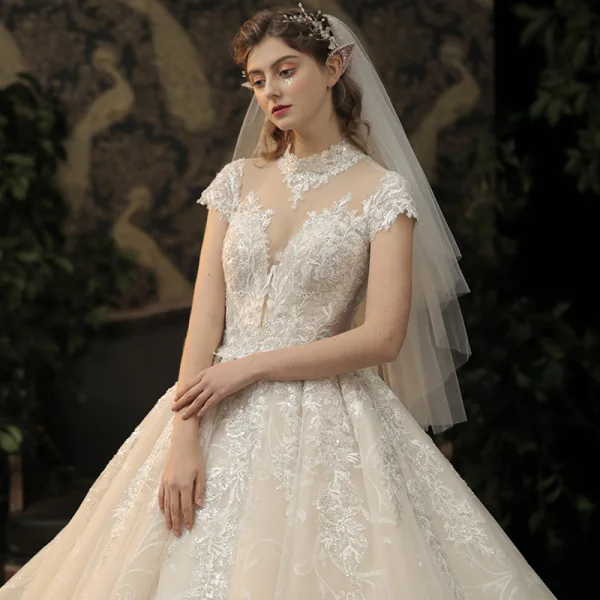 Vintage / Originale Champagne Transparentes La Mariée Robe De Mariée 2020 Robe Boule Col Haut Manches Courtes Dos Nu Glitter Appliques En Dentelle Perlage Cathedral Train Volants