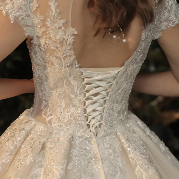 Vintage / Originale Champagne Transparentes La Mariée Robe De Mariée 2020 Robe Boule Col Haut Manches Courtes Dos Nu Glitter Appliques En Dentelle Perlage Cathedral Train Volants