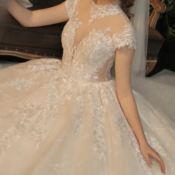 Vintage / Originale Champagne Transparentes La Mariée Robe De Mariée 2020 Robe Boule Col Haut Manches Courtes Dos Nu Glitter Appliques En Dentelle Perlage Cathedral Train Volants