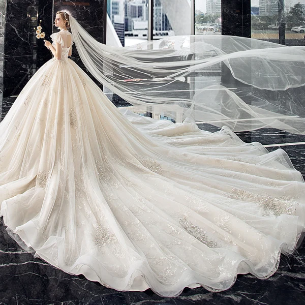 Vintage / Originale Champagne Transparentes La Mariée Robe De Mariée 2020 Robe Boule Col Haut Sans Manches Dos Nu Perlage Appliques En Dentelle Paillettes Cathedral Train Volants