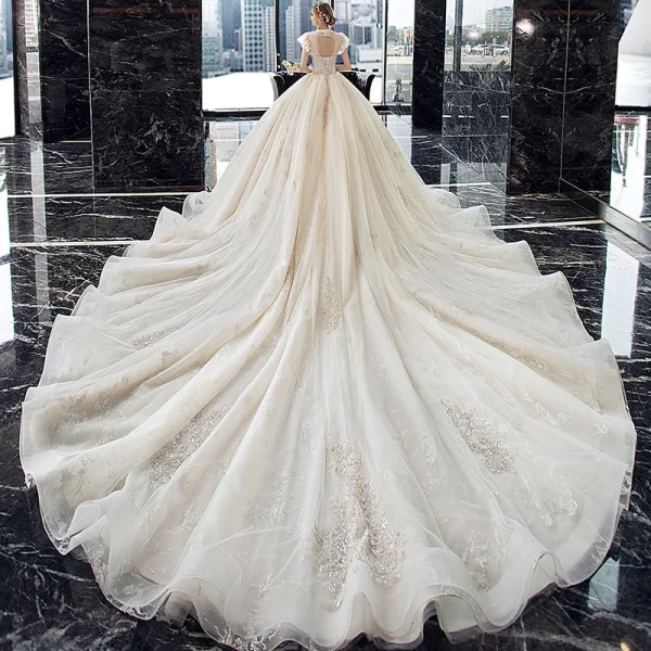 Vintage / Originale Champagne Transparentes La Mariée Robe De Mariée 2020 Robe Boule Col Haut Sans Manches Dos Nu Perlage Appliques En Dentelle Paillettes Cathedral Train Volants