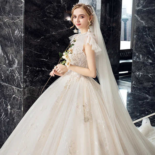 Vintage / Originale Champagne Transparentes La Mariée Robe De Mariée 2020 Robe Boule Col Haut Sans Manches Dos Nu Perlage Appliques En Dentelle Paillettes Cathedral Train Volants