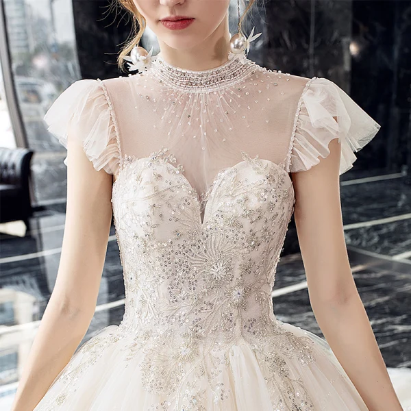 Vintage / Originale Champagne Transparentes La Mariée Robe De Mariée 2020 Robe Boule Col Haut Sans Manches Dos Nu Perlage Appliques En Dentelle Paillettes Cathedral Train Volants