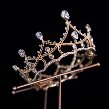 Vintage Guld Brud Huvudbonad 2020 Metall Rhinestone Tiara Brud Tillbehör