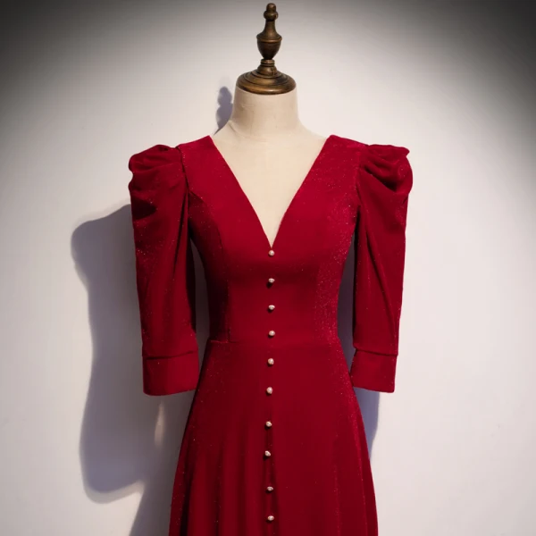 Vintage Rot Velour Winter Abendkleider 2020 A Linie Tiefer V-Ausschnitt 3/4 Ärmel Sweep / Pinsel Zug Rüschen Rückenfreies Festliche Kleider