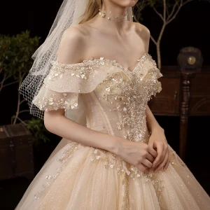 Beste Champagne Bryllups Brudekjoler 2020 Ballkjole Av Skulderen Korte Ermer Ryggløse Glitter Tyll Appliques Blomst Beading Cathedral Train Buste