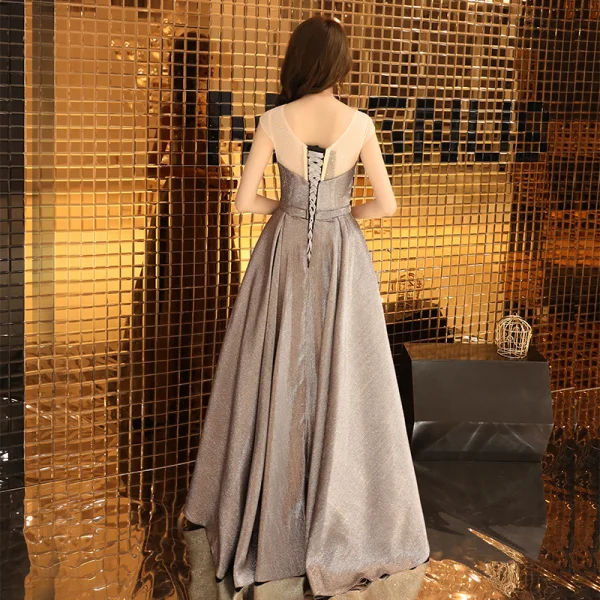 Elegante Braun Durchsichtige Abendkleider 2019 A Linie Rundhalsausschnitt Ärmellos Glanz Polyester Strass Perlenstickerei Lange Rüschen Rückenfreies Festliche Kleider