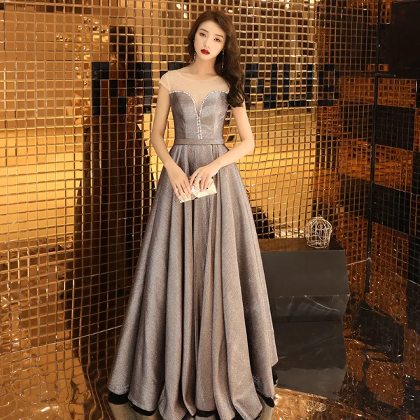Elegante Braun Durchsichtige Abendkleider 2019 A Linie Rundhalsausschnitt Ärmellos Glanz Polyester Strass Perlenstickerei Lange Rüschen Rückenfreies Festliche Kleider