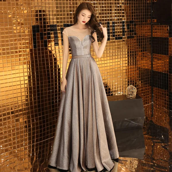 Elegante Braun Durchsichtige Abendkleider 2019 A Linie Rundhalsausschnitt Ärmellos Glanz Polyester Strass Perlenstickerei Lange Rüschen Rückenfreies Festliche Kleider