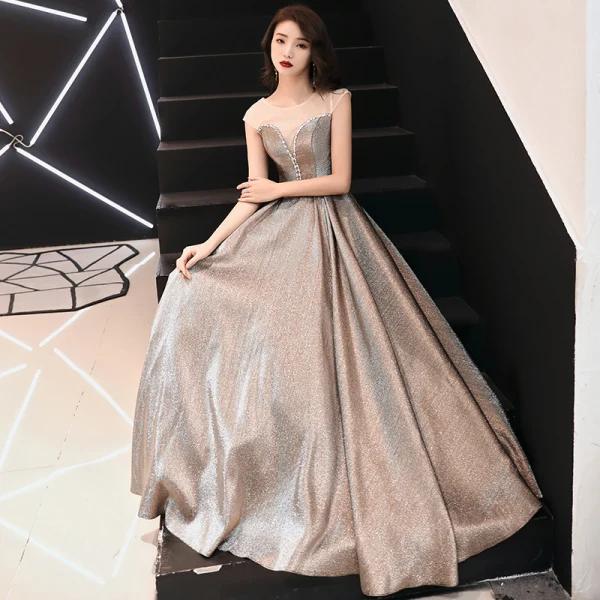 Elegante Braun Durchsichtige Abendkleider 2019 A Linie Rundhalsausschnitt Ärmellos Glanz Polyester Strass Perlenstickerei Lange Rüschen Rückenfreies Festliche Kleider