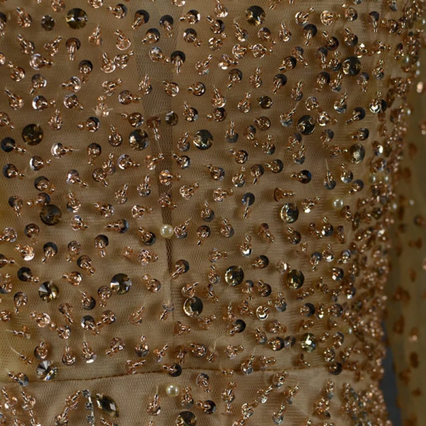 High End Gold Durchsichtige Abendkleider 2020 Meerjungfrau Rundhalsausschnitt Lange Ärmel Handgefertigt Perlenstickerei Sweep / Pinsel Zug Rüschen Festliche Kleider