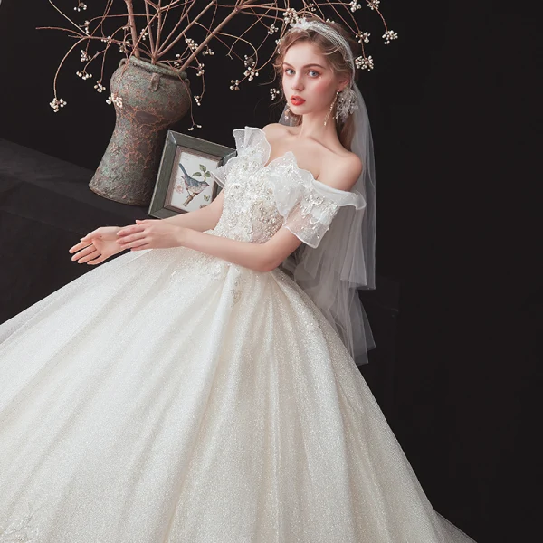 Chic / Belle Champagne La Mariée Robe De Mariée 2020 Robe Boule De l'épaule Manches Courtes Dos Nu Glitter Tulle Appliques En Dentelle Paillettes Perlage Cathedral Train Volants