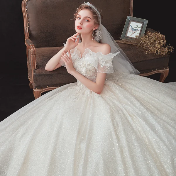 Chic / Belle Champagne La Mariée Robe De Mariée 2020 Robe Boule De l'épaule Manches Courtes Dos Nu Glitter Tulle Appliques En Dentelle Paillettes Perlage Cathedral Train Volants
