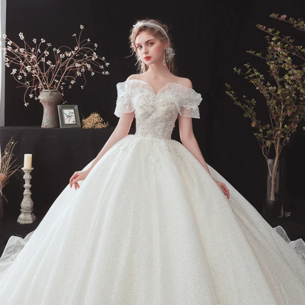 Chic / Belle Champagne La Mariée Robe De Mariée 2020 Robe Boule De l'épaule Manches Courtes Dos Nu Glitter Tulle Appliques En Dentelle Paillettes Perlage Cathedral Train Volants