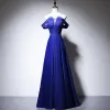 Elegante Königliches Blau Satin Abendkleider 2020 A Linie Durchsichtige Rundhalsausschnitt Kurze Ärmel Perlenstickerei Lange Rüschen Rückenfreies Festliche Kleider
