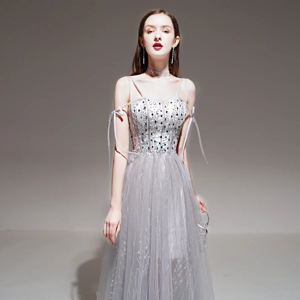 Élégant Gris Été Robe De Soirée 2020 Princesse Bretelles Spaghetti Sans Manches Perlage Appliques En Dentelle Longue Volants Dos Nu Robe De Ceremonie
