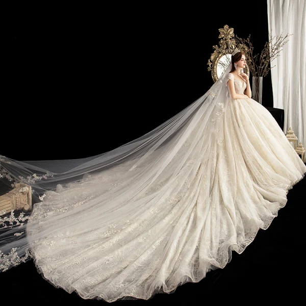 Luxe Champagne Transparentes Robe De Mariée 2020 Robe Boule Encolure Dégagée Manches Courtes Dos Nu Perlage Glitter Tulle Appliques En Dentelle Cathedral Train Volants