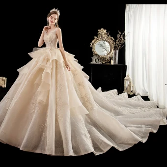 Luxe Champagne Robe De Mariée 2020 Robe Boule Encolure Dégagée Sans Manches Dos Nu Appliques Fleur Glitter Tulle Perlage Cathedral Train Volants