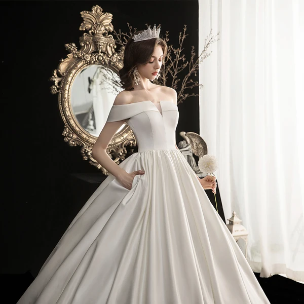 Simple Ivoire Satin La Mariée Robe De Mariée 2020 Princesse De l'épaule Manches Courtes Dos Nu Train De Balayage