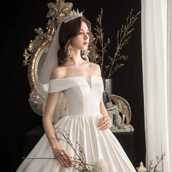 Simple Ivoire Satin La Mariée Robe De Mariée 2020 Princesse De l'épaule Manches Courtes Dos Nu Train De Balayage