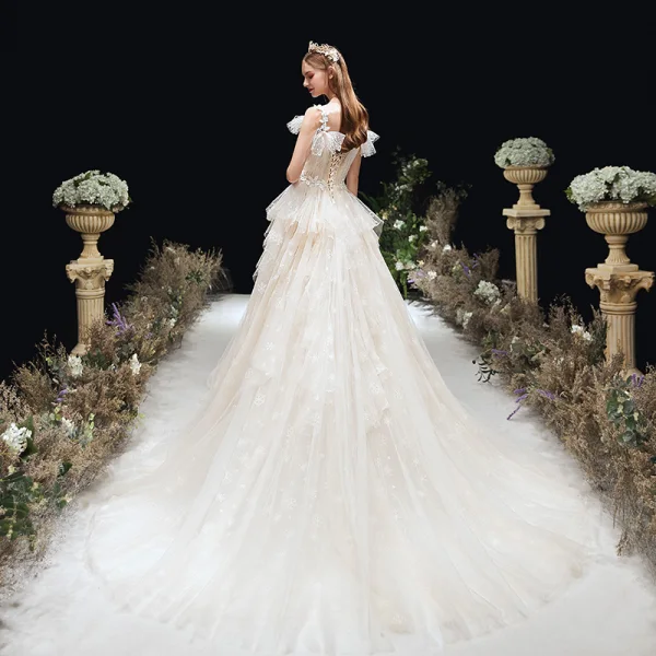 Chic / Belle Champagne La Mariée Robe De Mariée 2020 Princesse Transparentes Col v profond Noeud épaules Sans Manches Dos Nu Appliques En Dentelle Tribunal Train Volants